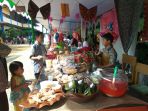 seorang-murid-sedang-melayani-pembeli_20171213_135448.jpg