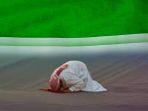 seorang-muslim-menunaikan-shalat-meski-sedang-dalam-perjalanan-sebagai-musafir.jpg