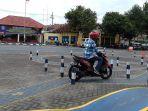 seorang-pemohon-sim-belajar-sebelum-ujian-praktek-sim-di-satlantas-polres-gresik.jpg