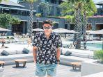 sepi-job-selama-wabah-virus-corona-aktor-tampan-ini-banting-setir-jual-baju-dan-kopi.jpg