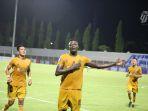 skor-bhayangkara-vs-pss-sleman-update-herman-dzumafo-epandi-collab-andik-vermansah-bikin-gol.jpg