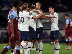 son-heung-min-kanan-merayakan-gol-bersama-rekan.jpg