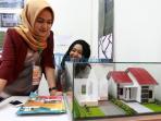 spg-menunjukan-maket-rumah_20160525_141524.jpg<pf>spg-menunjukan-maket-rumah_20160525_141253.jpg<pf>maket-rumah_20160525_141321.jpg