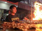 stand-kuliner-yang-juga-menyajikan-antraksi-memasak-di-pekan-raya-cap-go-meh.jpg