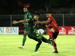 striker-persebaya-surabaya-bruno-moreira-kiri-depan-diadang-gelandang-bhayangkara-fc-t-m-ichsan.jpg