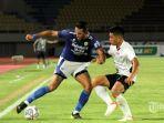 striker-persib-bandung-ezra-walian-kiri-bali-united-timnas-liga-1.jpg