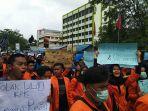 suasana-aksi-unjuk-rasa-di-depan-kantor-dprd-provinsi-kalbar.jpg