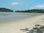 suasana-di-kawasan-wisata-pantai-pulau-datok-sukadana.jpg