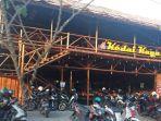 suasana-di-kedai-kayu.jpg