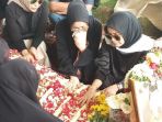 suasana-pemakaman-ayah-olla-ramlan_20180605_160458.jpg
