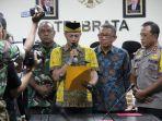 surat-pernyataan-sultan.jpg<pf>sultan-surat-pernyataan.jpg<pf>sultan-disaksikan-gubernur.jpg