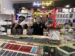 taf-radja-gadget-menunjukkan-produk-handphone-dengan-merek-iphone-2.jpg