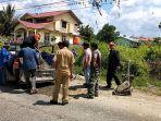 tambal-jalan-yang-berlubang-di-jalan-re-martadinata-qwas.jpg