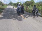 tampak-beberapa-kendaraan-melewati-ruas-jalan-provinsi.jpg