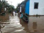 tampak-warga-menggunakan-perahu-untuk-beraktivitas-saat-banjir-melanda-desa.jpg