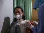 tenaga-kesehatan-menyuntikkan-vaksin-pfizer-dosis-ketiga-kepada-warga-lanjut-usia.jpg