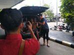 tersangka-pencurian-dengan-pemberatan-yang-kakinya-di-tembak-saat-di-bawa-oleh-personel-jatanras.jpg