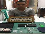 tersangka-rs-32-saat-diamankan-di-mapolres-sambas-berikut-barang-bukti-narkoba.jpg
