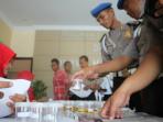 tes-urine-anggota-polisi_20160420_113214.jpg