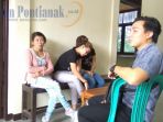 tiga-tersangka-wanita-saat-mengaku-dihadapan-polisi_20170329_110657.jpg