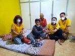 tim-sosial-xing-fu-menyerahkan-bantuan-pengobatan-penederita-infeksi-pasca-operasi-rahim.jpg