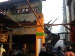 Banyak Warga Menonton, Lokasi Rawan Roboh