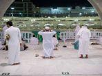 umat-islam-menjalankan-sholat-fardhu-di-masjid.jpg