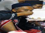umat-muslim-berpenghasilan-rendah-makan-makanan-sumbangan-untuk-puasa.jpg