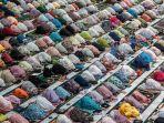 umat-muslim-melakukan-salat-menandai-dimulainya-bulan-suci-ramadhan.jpg