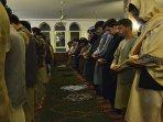 umat-muslim-melakukan-salat-tarawih-dan-witir.jpg