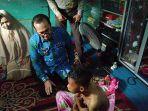 wabub-kabupaten-kubu-raya-sujiwo-saat-jenguk-korban-penyiraman-air-keras.jpg