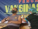 wakapolres-sekadau-kompol-edy-haryanto-saat-menerima-vaksin-covid-19.jpg