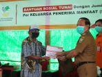 wakil-bupati-sanggau-yohanes-ontot-saat-menyerahkan-bst.jpg