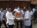 wakil-bupati-sintang-askiman-menyerahkan-bantuan-ds.jpg