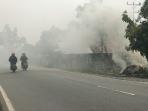 warga-bakar-jerami_20150922_125031.jpg