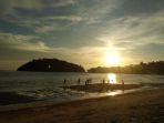 warga-bermain-sepak-bola-di-pantai-pulau-datok.jpg