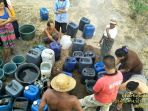 warga-di-situbondo-mengantri-air-bersih_20170908_221823.jpg