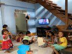warga-dusun-tuba-pasak-menonton-televisi.jpg