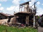 warga-melihat-kondisi-rumah_20160213_204946.jpg