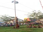 warga-memanjat-pohon_20160817_213211.jpg