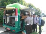warga-mengurus-perpanjangan-stnk_20170411_194020.jpg