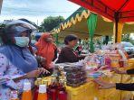 warga-saat-belanja-pasar-murah-di-halaman-parkir-gardenia.jpg