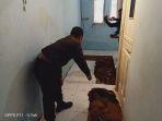 warga-sekitar-jalan-dr-rubini-aris-34-saat-menunjukkan-lobang-bekas-galian-pdam.jpg