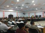 warga-yang-mendatangi-gedung-dprd-ketapang-dilakukan-mediasi-dengan-pihak-perusahaan.jpg