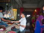 wawako-bagi-masker-di-pasar-dahlia_20150919_231301.jpg