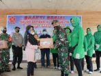 wisnu-budi-hidayanta-menyerahkan-bantuan.jpg
