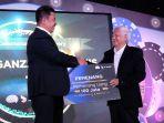 xl-axiata-serahkan-hadiah.jpg