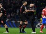 zlatan-ibrahimovic-berbicara-dengan-stefano-pioli.jpg