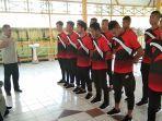 zulfydar-dihadapan-atlet-saat-pelepas-tim-pra-pon-kalbar-ewsdf.jpg