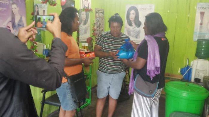 Ketua Komunitas Fajar Sikka, Bunda Hendrika Mayora Victoria memberikan bantuan sembako kepada waria lansia di Kabupaten Sikka dalam rangka cegah Covid-19.